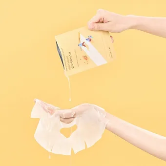 round-lab-vita-niacinamide-dark-spot-serum-mask-texture