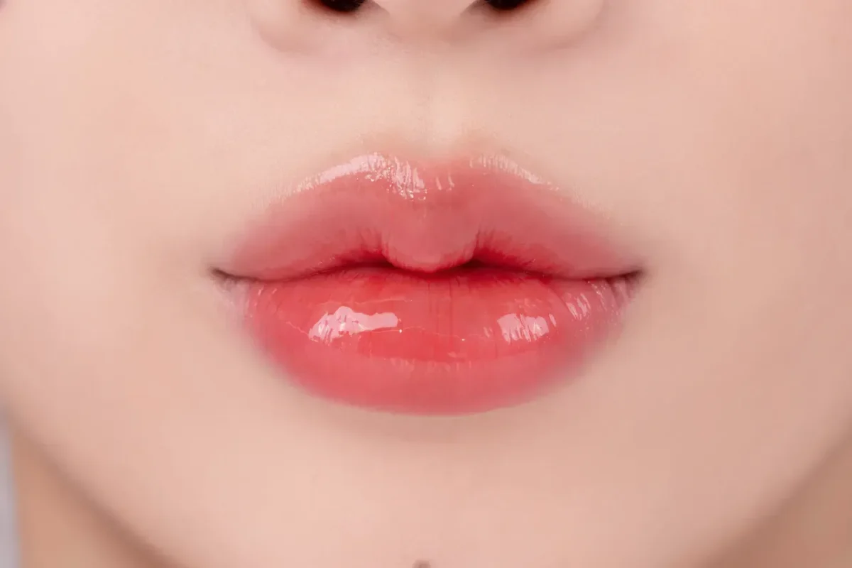 romand-glasting-melting-balm-04-hippie-berry-yahidnyy-balzam romand-balzam-glyantsevyy-dlya-hub-swatch-01